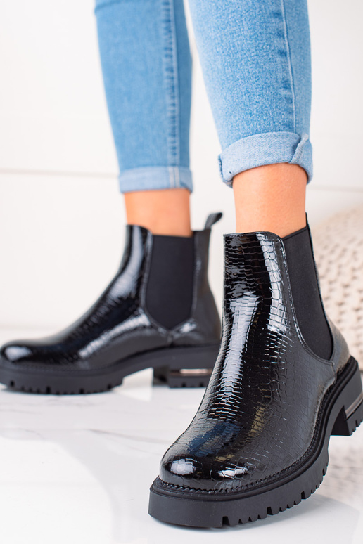 Stivali eleganti di colore nero...