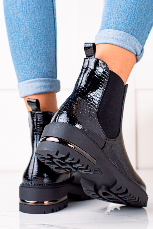 Stivali eleganti di colore nero...