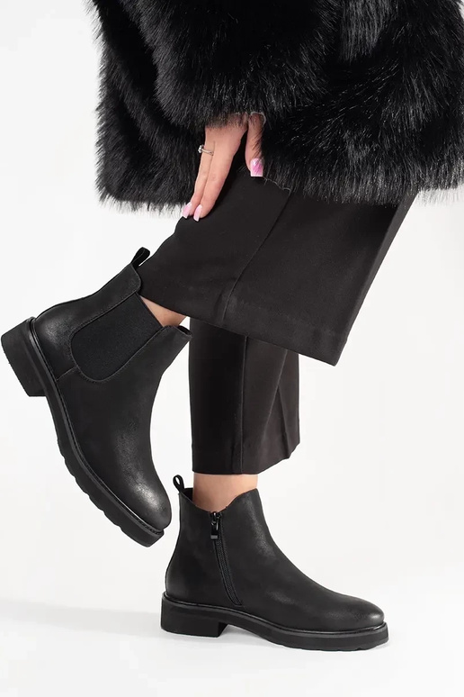 Stivali classici di colore nero...