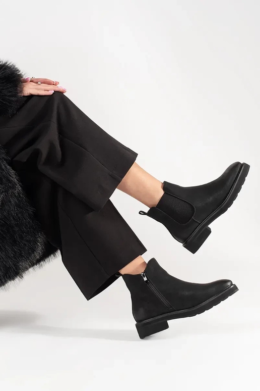 Stivali classici di colore nero...