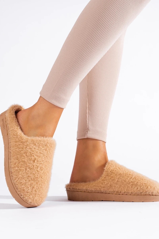 Un modello convincente kapcie con una...