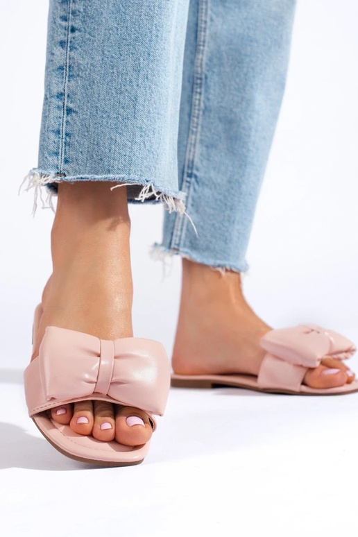 Pantofole rosa con un nastro Shelovet