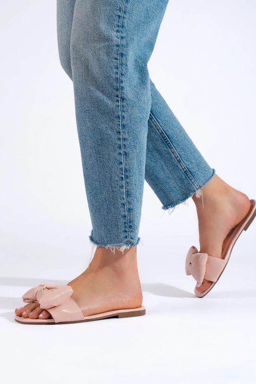 Pantofole rosa con un nastro Shelovet