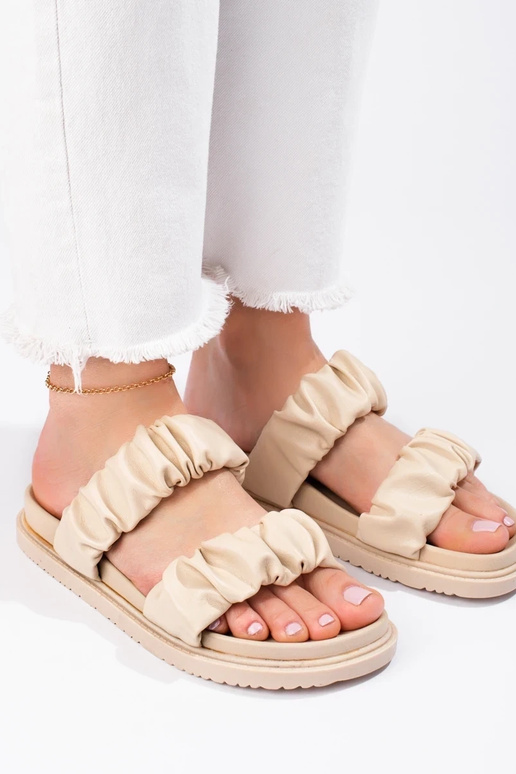 Pantofole beige con fibbie