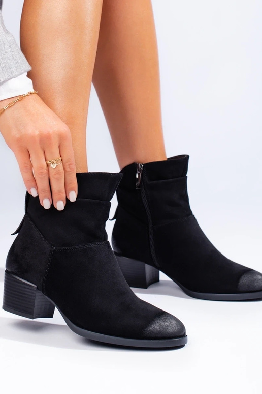 realizzata in pelle scamosciata...