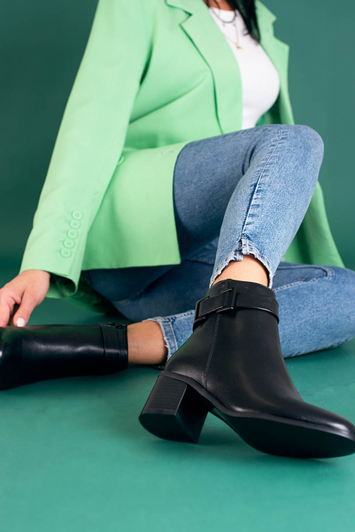 Scarpe classiche nere da donna con... Scarpe classiche nere da donna con...