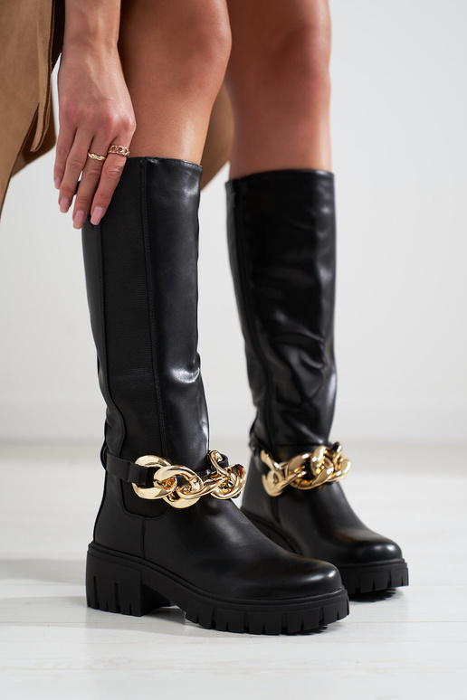 scarpe nere con tacco alto su una... scarpe nere con tacco alto su una...