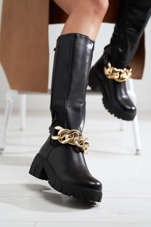 scarpe nere con tacco alto su una... scarpe nere con tacco alto su una...