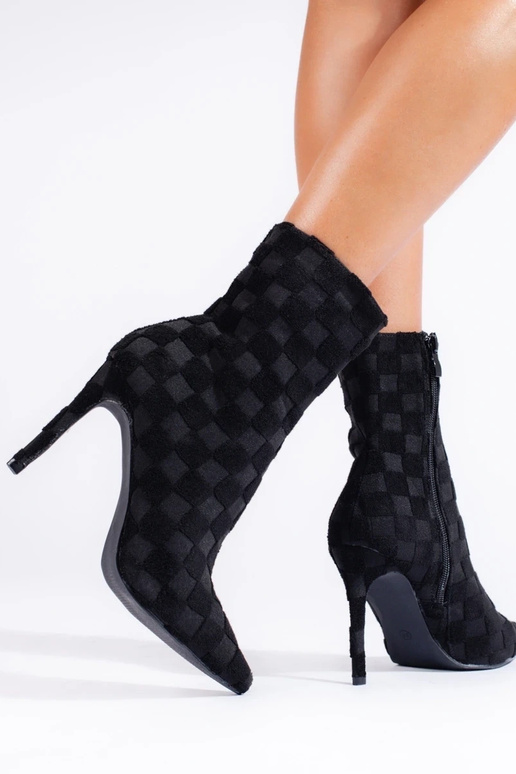 Scarpe da donna alte equipaggiate con... Scarpe da donna alte equipaggiate con...