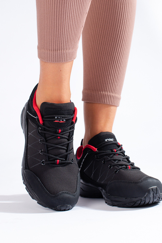 Scarponi da trekking neri e rossi...