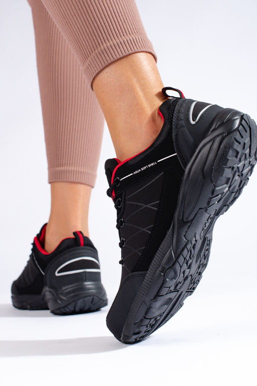 Scarponi da trekking neri e rossi...