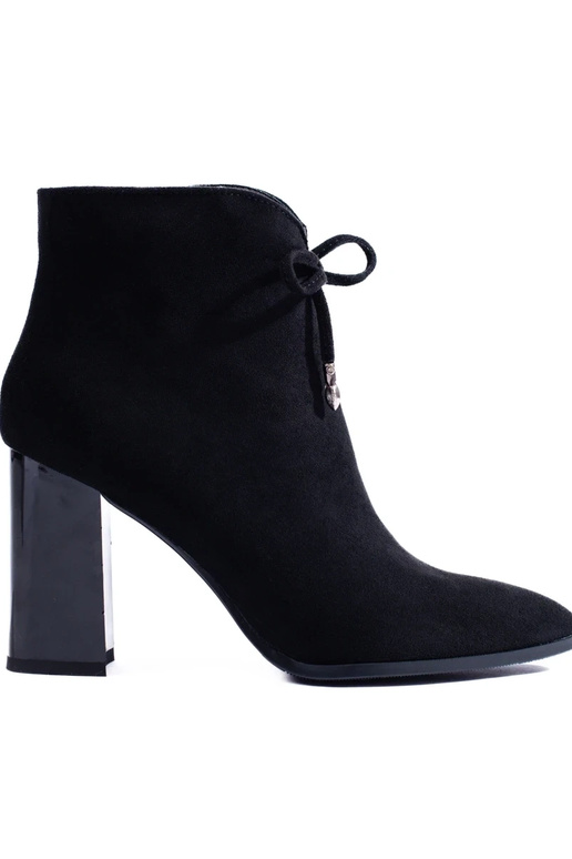 Stivali da donna su un palo alto