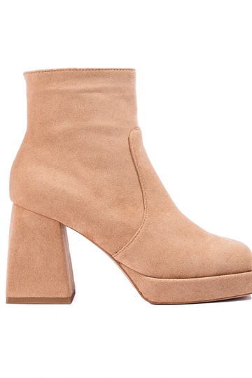 Stivali da donna su un palo...