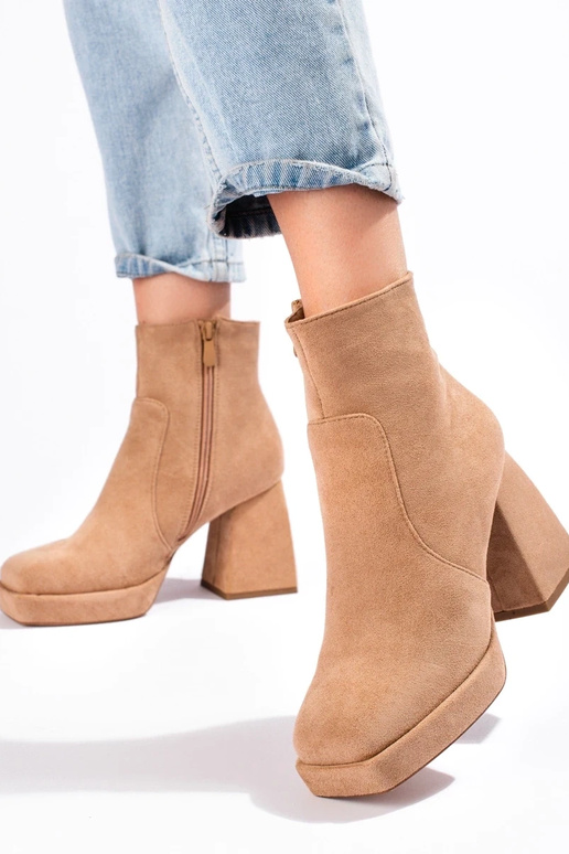 Stivali da donna su un palo largo in...