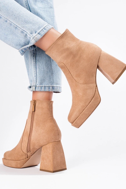 Stivali da donna su un palo largo in...