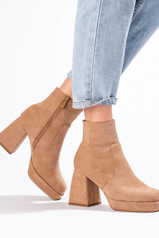 Stivali da donna su un palo largo in...