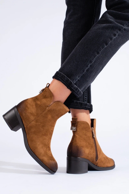 scarpe da donna marroni su un post...