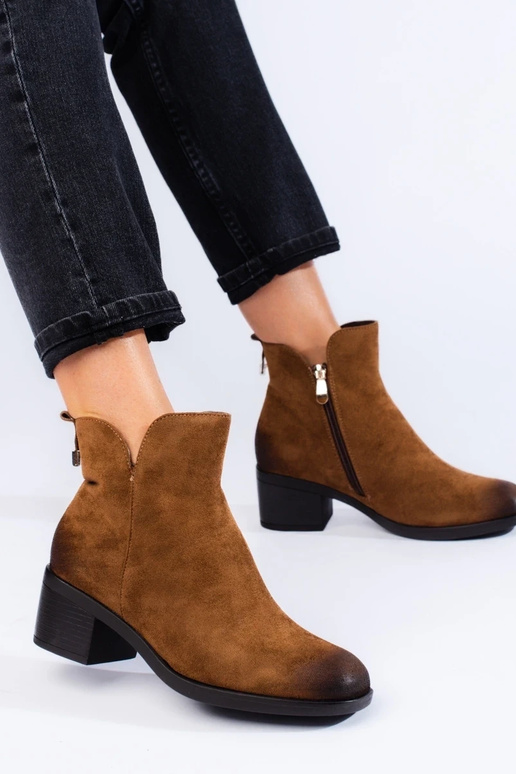 scarpe da donna marroni su un post...