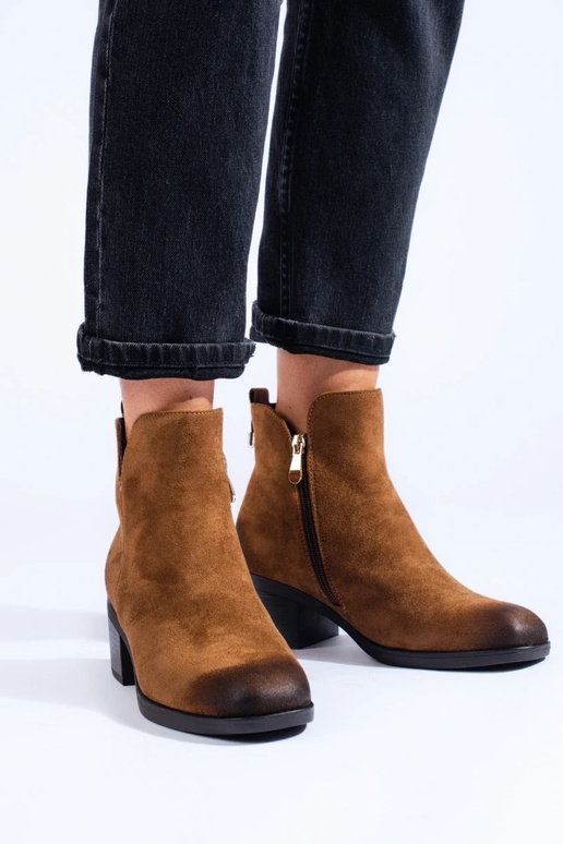 scarpe da donna marroni su un post...