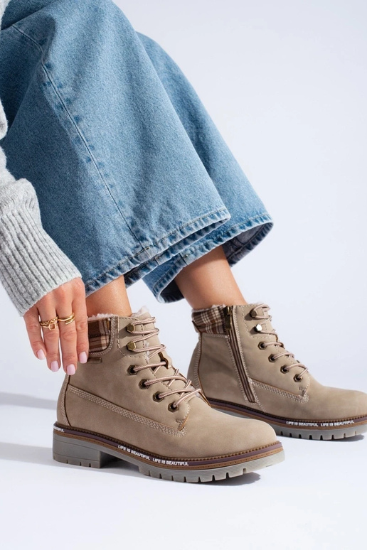 scarpe da donna di colore beige...