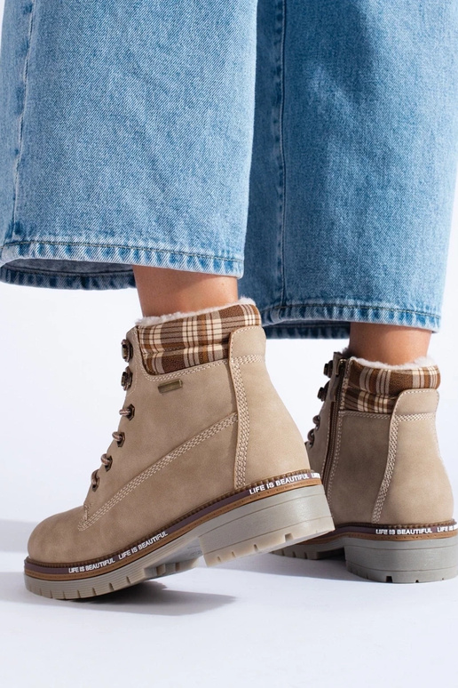 scarpe da donna di colore beige...