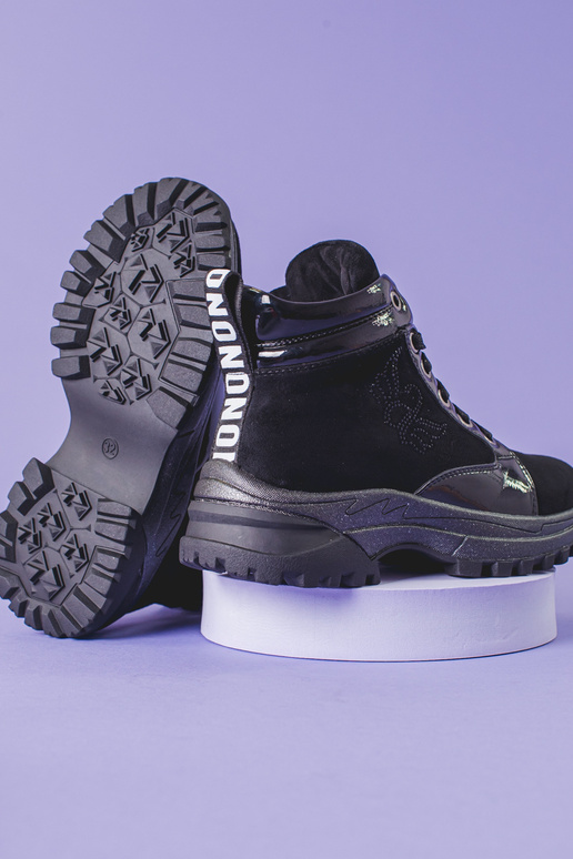 scarpe nere per ragazze su una suola...