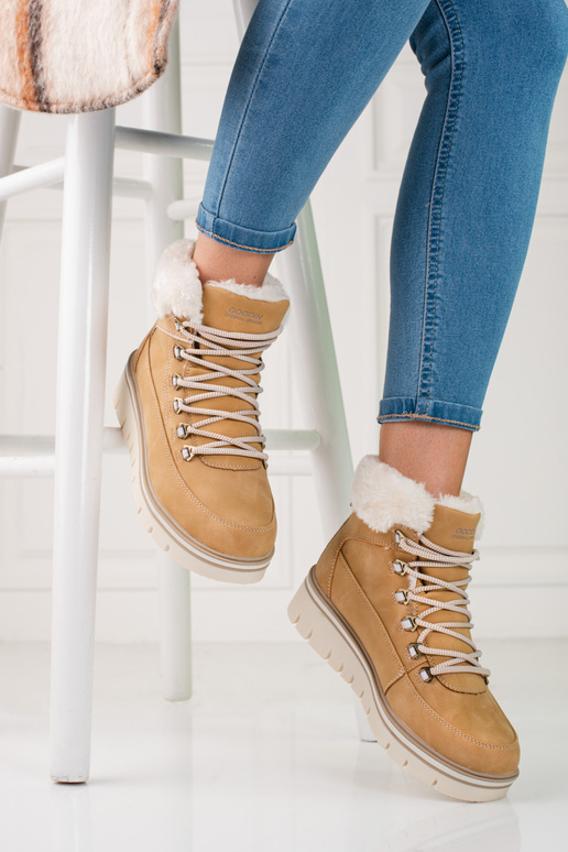 Stivali da donna con platform marrone.