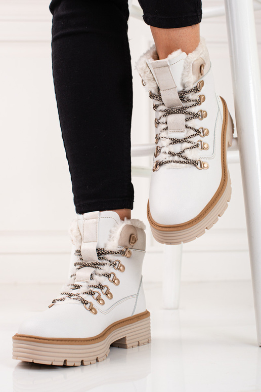 Scarpe bianche da donna.