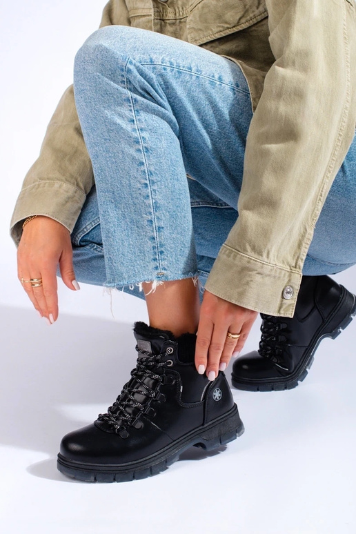 stivali neri realizzati in ecopelle