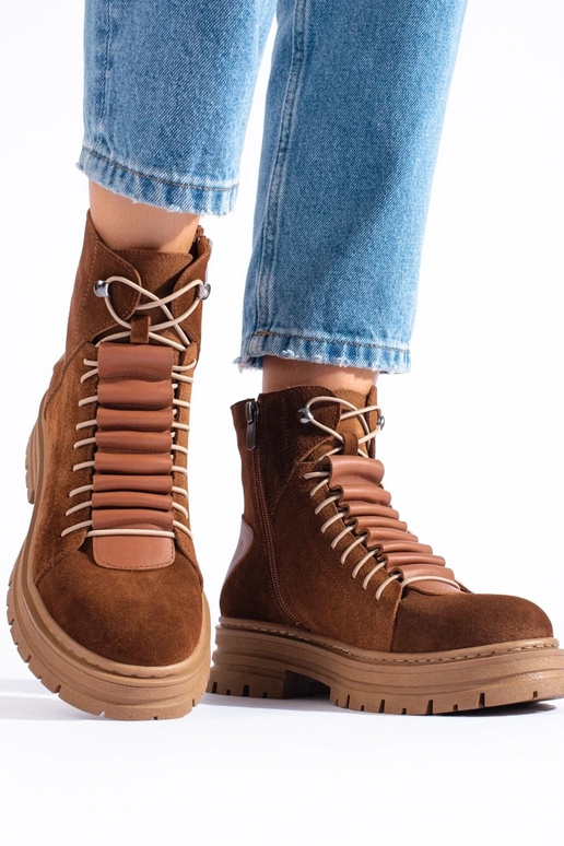 stivali marroni realizzati in pelle...