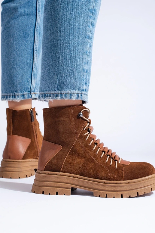 stivali marroni realizzati in pelle...