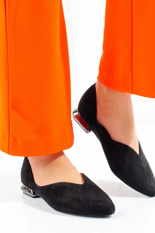 realizzata in pelle scamosciata... realizzata in pelle scamosciata...