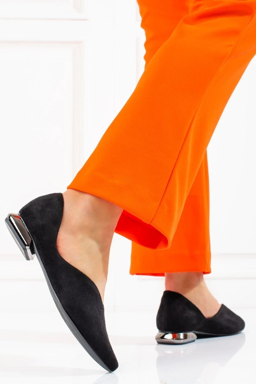 realizzata in pelle scamosciata... realizzata in pelle scamosciata...