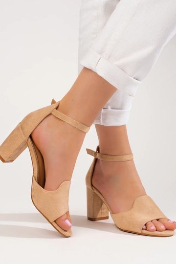 sandali con tacco beige... 2