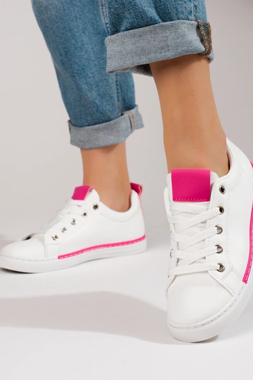 scarpe sportive bianche... 2