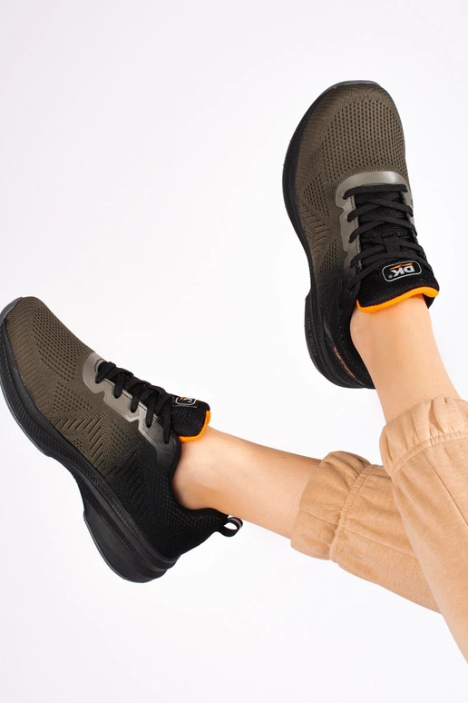 Scarpe stile sportivo in colore nero DK