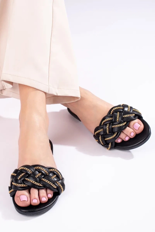 Pantofole nere dallo stile elegante...