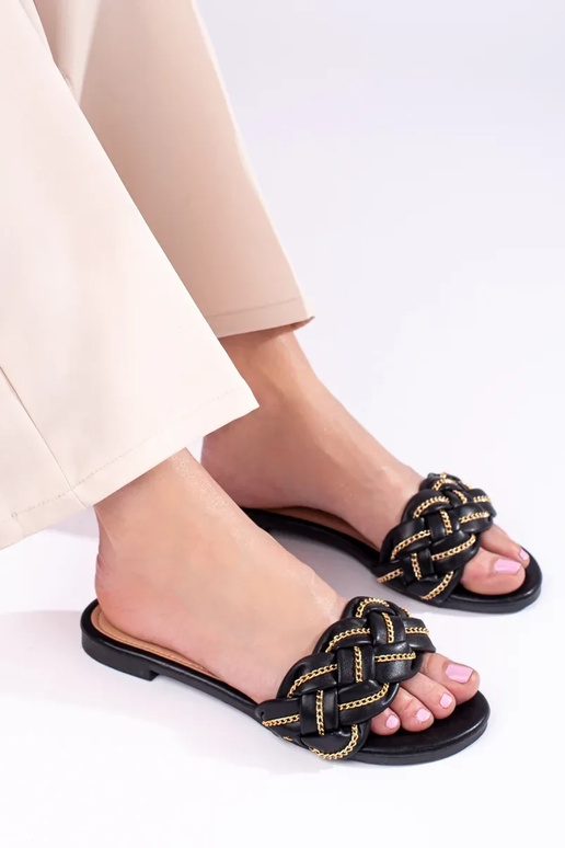 Pantofole nere dallo stile elegante...