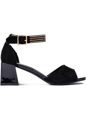 sandali neri da donna su un...