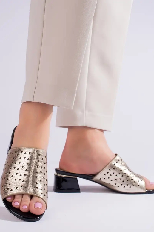 Pantofole color oro con tacco basso...