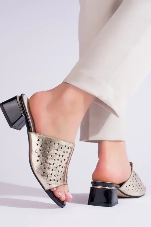 Pantofole color oro con tacco basso...