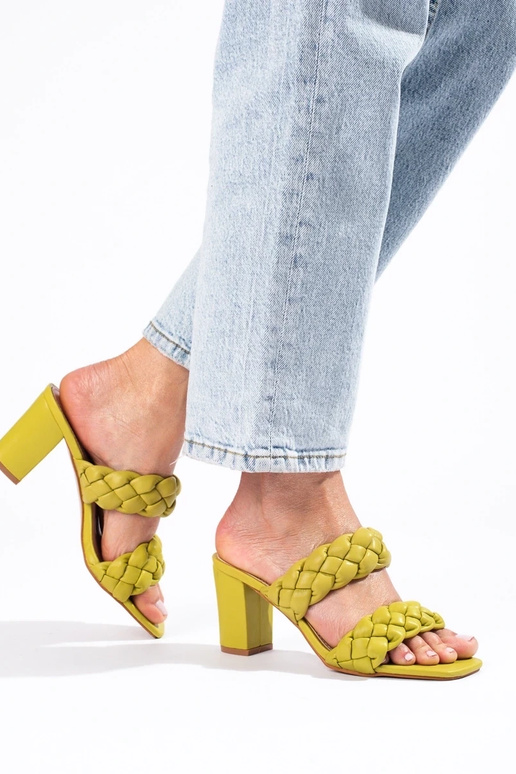 sandali intrecciati verdi sul tallone...