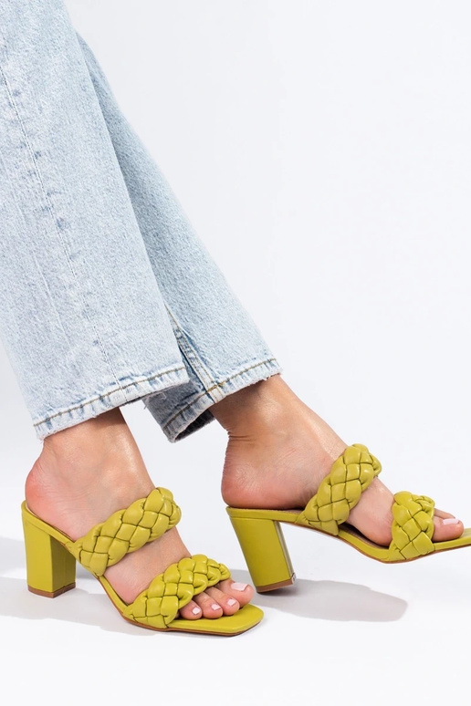 sandali intrecciati verdi sul tallone...