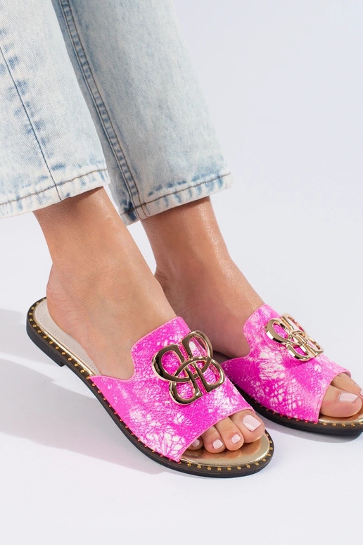 Pantofole rosa con dettagli dorati...