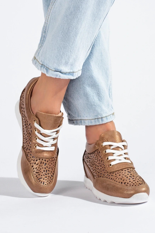 con elementi traforati Scarpe modello... con elementi traforati Scarpe modello...