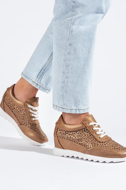 con elementi traforati Scarpe modello... con elementi traforati Scarpe modello...