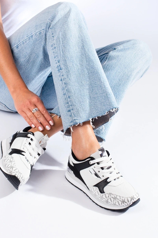 Scarpe da donna bianco-nere in stile... Scarpe da donna bianco-nere in stile...