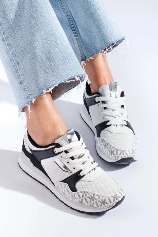 Scarpe da donna bianco-nere in stile... Scarpe da donna bianco-nere in stile...