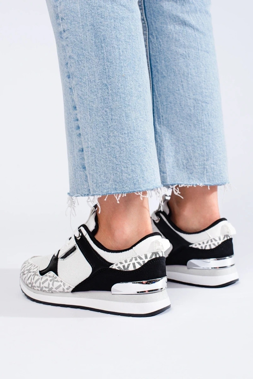 Scarpe da donna bianco-nere in stile... Scarpe da donna bianco-nere in stile...