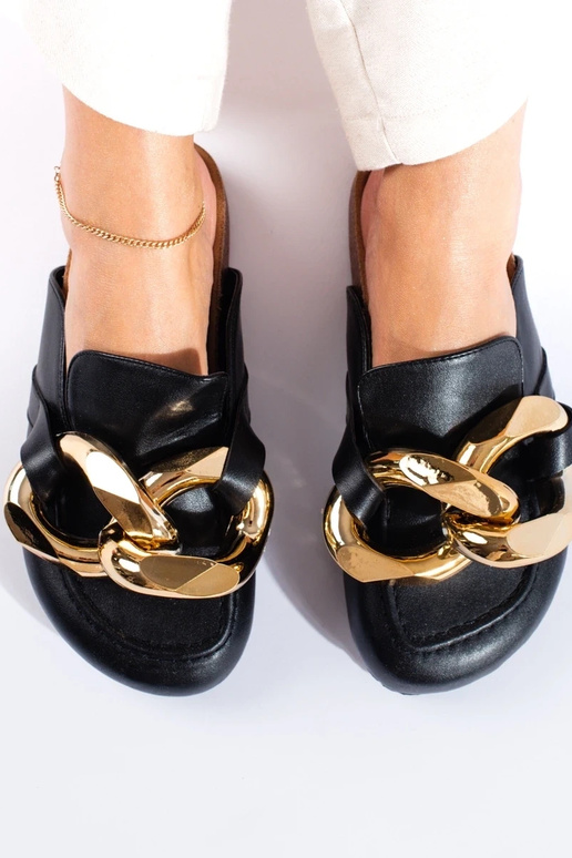 Pantofole nere con massiccia catena... Pantofole nere con massiccia catena...